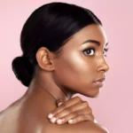 femme à la peau noire marron avec un teint glowy pour l'article sur le Glow au naturel