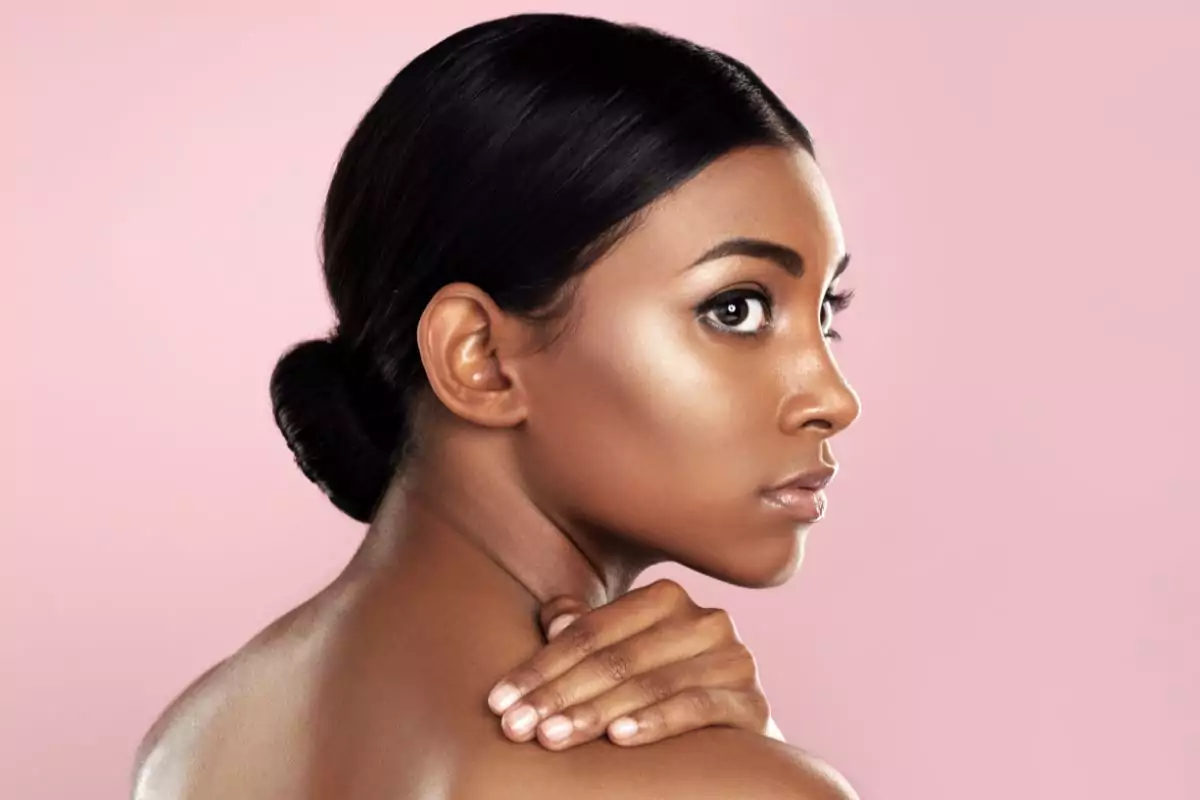 femme à la peau noire marron avec un teint glowy pour l'article sur le Glow au naturel