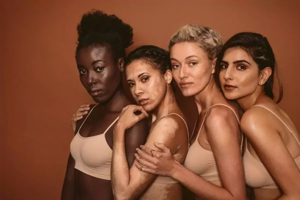 Glow en Beauté : Comment Obtenir un Teint Lumineux Naturel 2 Groupe de femmes avec un teint glowy pour l'article sur le Glow au naturel