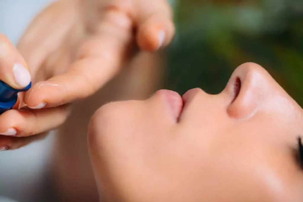 Rétinol : Bienfaits, Risques et Comment Bien l’Utiliser 2 femme qui applique du rétinol sur le visage d'une autre femme