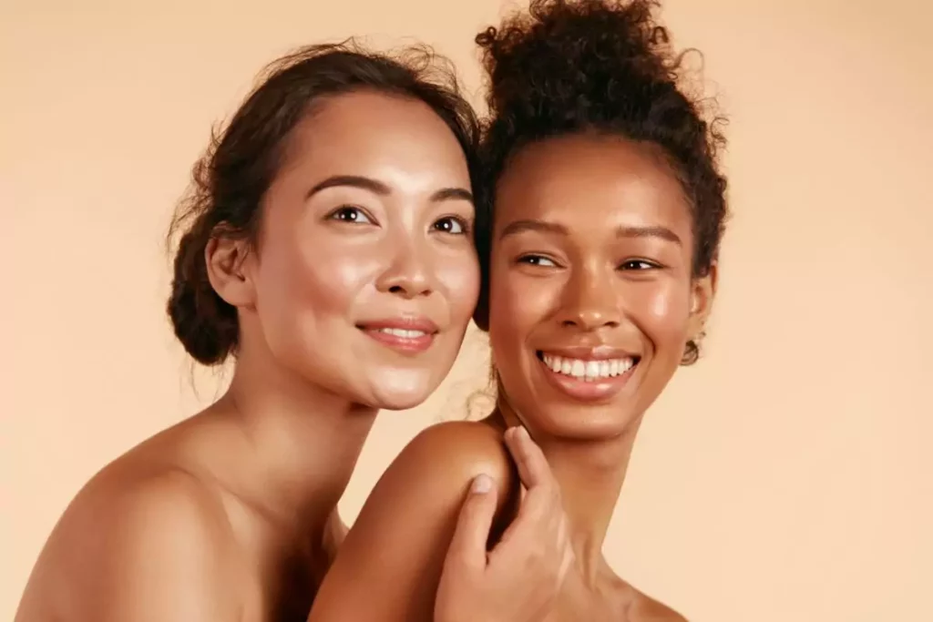 “Glow” en beauté : signification exacte et pourquoi ce mot change notre façon de soigner la peau 2 Deux femmes avec un joli teint glowy