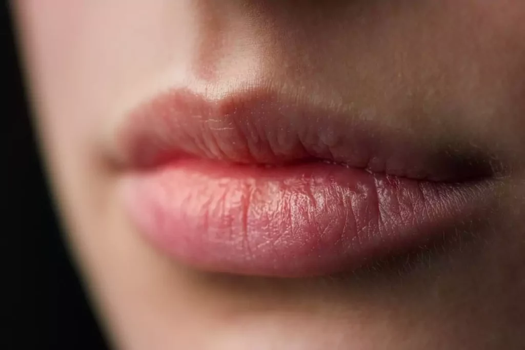 Soin glow des lèvres : comment révéler leur éclat naturel sans artifice 1 Femme avec des lèvres fermées et un joli glow