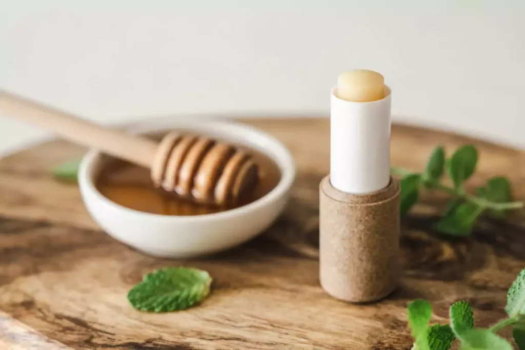 Soin glow des lèvres : comment révéler leur éclat naturel sans artifice 2 Miel et baume à levres indispensable pour un joli glow des lèvres