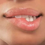 Femme qui se mord la levre inferieure et un joli glow des lèvres