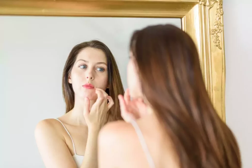 femme retouche maquillage effet cakey