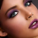 maquillage teint parfait d'une femme avec des yeux verts