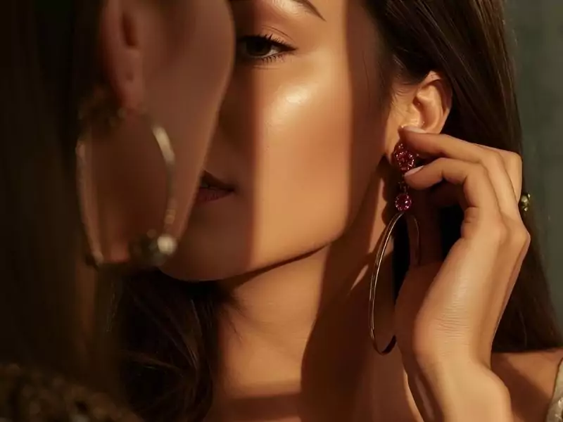 CosmeGlowin ✨ | Un site entièrement dédié au Glow Beauté & à l'Eclat 32 Femme qui met des boucles d'oreille, Cosmeglowin