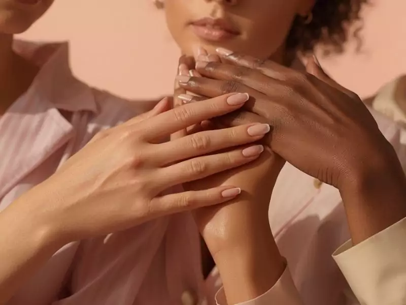 Beauté Glow ✨ : routines, soins et maquillage lumineux 4 Trois mains féminines de couleurs de peau différentes, hydratées et soignées, Beauté Glow mains