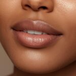 CosmeGlowin ✨ | Un site entièrement dédié au Glow Beauté & à l'Eclat 7 femme avec un joli sourire pour illustrer article "Routine Glow Lips 7 jours pour retrouver des lèvres lumineuses"